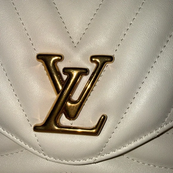 Louis Vuitton New Wave GM Chain Bag in Cream - Picture 4 of 16